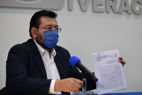 El diputado Enrique Cambranis Torres, recordó que el pasado 7 de agosto presentó una denuncia ante el Ministerio Público federal, contra quienes resulten responsables por los posibles delitos del ejercicio ilícito del servicio público, delito contra la administración de justicia, y delito por informes falsos.
