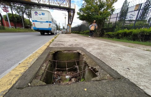 Alcantarilla, toma de agua, registro, o lo que sea cerca del Palacio Legislativo de Veracruz en abandono por largo tiempo, constituyendo un peligro para los peatones, sin que el Ayuntamiento no el Congreso solucionen el problema. 