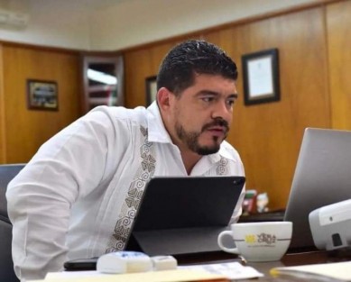 A través de redes sociales, el Secretario de Educación en el estado, Zenyazen Escobar, informó que dio positivo a la prueba de Covid-19, y por indicaciones médicas, permanecerá trabajando a distancia.
