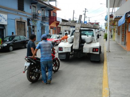 En Tlapacoyan,motociclistas tratan de evadir puestos de revisión amenazando a los uniformados.
