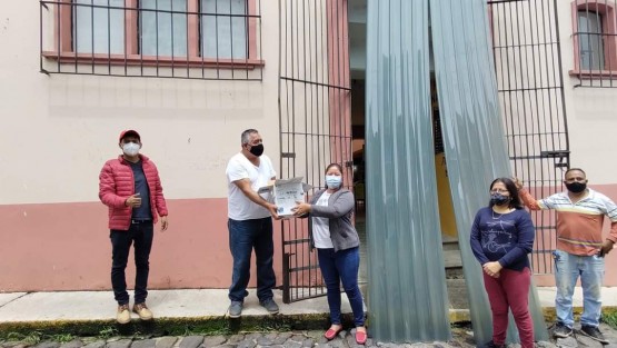 Como parte de los trabajos de rehabilitación de techado en el Mercado Municipal Enrique L. Soto; la Secretaria del Ayuntamiento, Trinidad Martínez Larios en representación del Alcalde Mario Chama Díaz y el Director de Obras Públicas, el Ing. Alberto Lucas Marín, hicieron entrega de láminas y materiales a trabajadores de Obras Públicas y Servicios Generales en  presencia del comité de locatarios del Mercado Municipal.