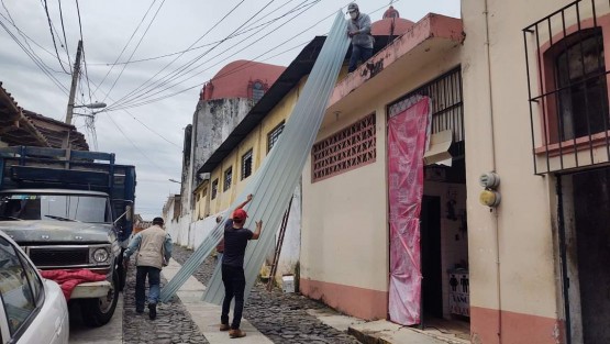Como parte de los trabajos de rehabilitación de techado en el Mercado Municipal Enrique L. Soto; la Secretaria del Ayuntamiento, Trinidad Martínez Larios en representación del Alcalde Mario Chama Díaz y el Director de Obras Públicas, el Ing. Alberto Lucas Marín, hicieron entrega de láminas y materiales a trabajadores de Obras Públicas y Servicios Generales en  presencia del comité de locatarios del Mercado Municipal.