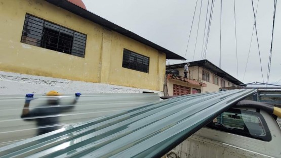 Como parte de los trabajos de rehabilitación de techado en el Mercado Municipal Enrique L. Soto; la Secretaria del Ayuntamiento, Trinidad Martínez Larios en representación del Alcalde Mario Chama Díaz y el Director de Obras Públicas, el Ing. Alberto Lucas Marín, hicieron entrega de láminas y materiales a trabajadores de Obras Públicas y Servicios Generales en  presencia del comité de locatarios del Mercado Municipal.