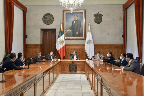 Este lunes, el gobernador Cuitláhuac García Jiménez dio a conocer que, producto del buen manejo de las finanzas públicas, está validado el pago de 48 millones de pesos a 80 empresarios que prestaron algún servicio en pasadas administraciones. 