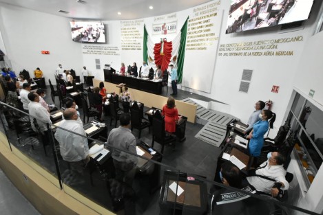 Este lunes, durante la celebración del Cuarto Periodo Extraordinario de Sesiones, el Pleno de la LXIII Legislatura  de Tabasco, aprobó con 22 votos a favor y 8 votos en contra, reformar, adicionar y derogar diversas disposiciones de la Ley de Salud del Estado de Tabasco para prohibir en esa entidad la venta, distribución, donación, dádiva y suministro de bebidas azucaradas preenvasadas, bebidas azucaradas carbonatadas, golosinas y alimentos preparados con predominio de carbohidratos refinados y grasas vegetales en su forma sólida que contengan ácidos grasos hidrogenados en su forma trans, a menores de edad, así como su consumo en centros médicos y educativos.