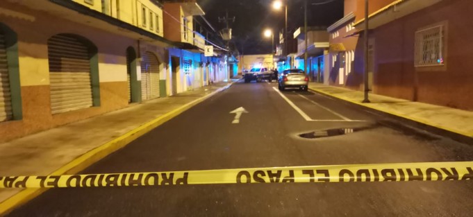 Autoridades procedieron a cerrar la  calle Norte 28 a la circulación.  En el lugar no hubo heridos, solo los daños que presentó el vehículo Spark color rojo.