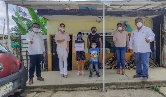 El Alcalde de Teocelo Mario Antonio Chama Díaz, la Síndica Municipal, Zayra del Carmen Martínez Andrade y la Presidenta del DIF Municipal, Mara Chama Villa, acompañados por el Cronista Municipal Carlos May González,  iniciaron la entrega de premios a los ganadores de los concursos  de la Fiesta Virtual Teocelo 2020 en honor a la Asunción de Nuestra Señora celebrada los días 14 y 15 de agosto. 
