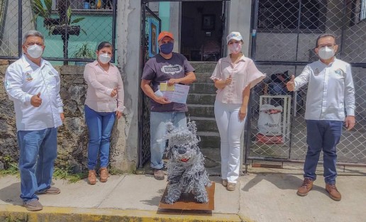 El Alcalde de Teocelo Mario Antonio Chama Díaz, la Síndica Municipal, Zayra del Carmen Martínez Andrade y la Presidenta del DIF Municipal, Mara Chama Villa, acompañados por el Cronista Municipal Carlos May González,  iniciaron la entrega de premios a los ganadores de los concursos  de la Fiesta Virtual Teocelo 2020 en honor a la Asunción de Nuestra Señora celebrada los días 14 y 15 de agosto. 