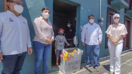 El Alcalde de Teocelo Mario Antonio Chama Díaz, la Síndica Municipal, Zayra del Carmen Martínez Andrade y la Presidenta del DIF Municipal, Mara Chama Villa, acompañados por el Cronista Municipal Carlos May González,  iniciaron la entrega de premios a los ganadores de los concursos  de la Fiesta Virtual Teocelo 2020 en honor a la Asunción de Nuestra Señora celebrada los días 14 y 15 de agosto.  