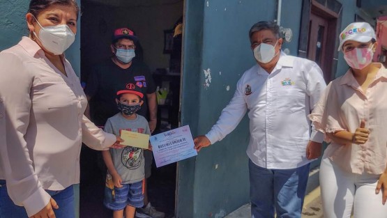 El Alcalde de Teocelo Mario Antonio Chama Díaz, la Síndica Municipal, Zayra del Carmen Martínez Andrade y la Presidenta del DIF Municipal, Mara Chama Villa, acompañados por el Cronista Municipal Carlos May González,  iniciaron la entrega de premios a los ganadores de los concursos  de la Fiesta Virtual Teocelo 2020 en honor a la Asunción de Nuestra Señora celebrada los días 14 y 15 de agosto. 