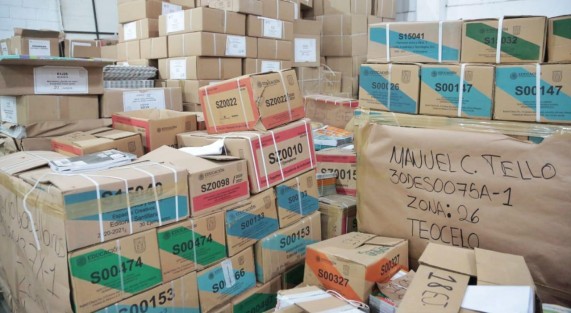 En los 20 municipios ubicados en zonas de alta y muy alta marginación serán distribuidos 150 mil ejemplares de lectoescritura a estudiantes de segundo grado de Primaria, además de 37 mil 500 guías de reforzamiento de Matemáticas y Español, como parte de Proyecto E y El reto Es, en Secundaria. 