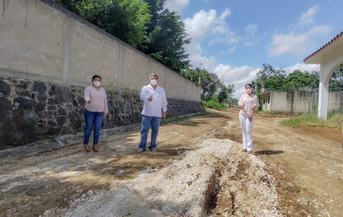  En recorrido de supervisión de obra, el Alcalde, Mario Antonio Chama Díaz; la Síndica Municipal, Zayra del Carmen Martínez y  la Presidenta del Sistema Municipal DIF Teocelo, Mara Chama Villa, inspeccionaron los trabajos en la calle  Heberto Castillo Martínez (Camino a la Isla).  