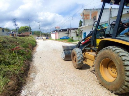 Dicha obra  comprende la rehabilitación de drenaje sanitario y revestimiento en el tramo del camino, lo que facilitará el acceso a los habitantes de las calles El Bambú,  Camino a La Isla y parte posterior de la Secundaria Manuel C. Tello, con lo que se evitará el lodo y encharcamientos, además de ampliar y mejorar la red de drenaje para los vecinos de las mencionadas calles.   