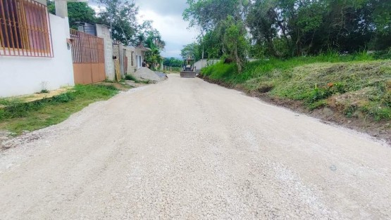 Dicha obra  comprende la rehabilitación de drenaje sanitario y revestimiento en el tramo del camino, lo que facilitará el acceso a los habitantes de las calles El Bambú,  Camino a La Isla y parte posterior de la Secundaria Manuel C. Tello, con lo que se evitará el lodo y encharcamientos, además de ampliar y mejorar la red de drenaje para los vecinos de las mencionadas calles.   