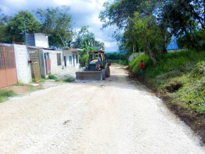 Dicha obra  comprende la rehabilitación de drenaje sanitario y revestimiento en el tramo del camino, lo que facilitará el acceso a los habitantes de las calles El Bambú,  Camino a La Isla y parte posterior de la Secundaria Manuel C. Tello, con lo que se evitará el lodo y encharcamientos, además de ampliar y mejorar la red de drenaje para los vecinos de las mencionadas calles.   