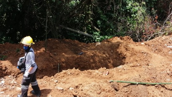 Dos trabajadores de la construcción resultaron lesionados (uno de ellos grave), luego de que les cayó un alud de tierra cuando se encontraban laborando en una zanja en el fraccionamiento Los Ángeles, de Fortín, Ver., lo que provocó la movilización de los cuerpos de seguridad y de rescate. 