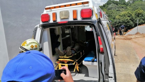 Dos trabajadores de la construcción resultaron lesionados (uno de ellos grave), luego de que les cayó un alud de tierra cuando se encontraban laborando en una zanja en el fraccionamiento Los Ángeles, de Fortín, Ver., lo que provocó la movilización de los cuerpos de seguridad y de rescate. 