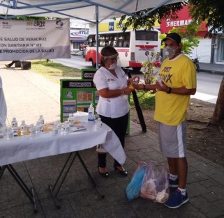 La Secretaría de Salud (SS), a través de la Jurisdicción Sanitaria VIII de Veracruz, implementó brigadas de atención COVID-19 en colonias de Veracruz, Boca del Río y La Antigua, que diario visitarán aproximadamente 150 domicilios, realizarán perifoneo y mantendrán coordinación con un médico y una enfermera, quienes atenderán a pacientes sospechosos de padecer la enfermedad y necesiten traslado; además, darán seguimiento a mujeres embarazadas.