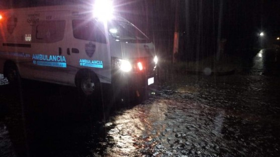 Protección Civil Municipal de Teocelo, Ver., Protección Civil Regional, Brigadas del DIF Municipal  y la Dirección de Obras del Ayuntamiento a cargo del Ing. Alberto Luchas Marín, atendieron reportes de emergencia  de la ciudadanía durante la noche del viernes 21 y madrugada de hoy 22 de agosto,  brindando apoyo en viviendas, liberando caminos y verificando puntos donde se registraron deslaves e inundaciones  causados por la tormenta eléctrica y fuertes rachas de viento.  