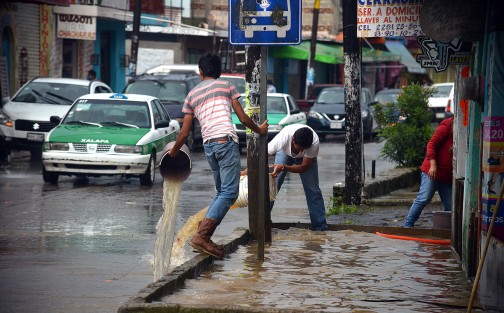 Calles anegadas por el lodo y piedras dejó la fuerte lluvia de esta tarde en los municipios de Xalapa y Banderilla. La acumulación de agua  rebasó el medio metro de altura. Lo lamentable del caso es que el municipio de Xalapa sabiendo cuáles son los puntos donde se inunda, no haga limpieza de atarjeas y tragatormentas.