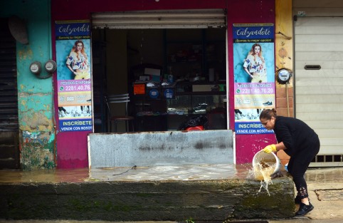 Calles anegadas por el lodo y piedras dejó la fuerte lluvia de esta tarde en los municipios de Xalapa y Banderilla. La acumulación de agua  rebasó el medio metro de altura. Lo lamentable del caso es que el municipio de Xalapa sabiendo cuáles son los puntos donde se inunda, no haga limpieza de atarjeas y tragatormentas.