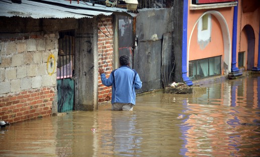 Calles anegadas por el lodo y piedras dejó la fuerte lluvia de esta tarde en los municipios de Xalapa y Banderilla. La acumulación de agua  rebasó el medio metro de altura. Lo lamentable del caso es que el municipio de Xalapa sabiendo cuáles son los puntos donde se inunda, no haga limpieza de atarjeas y tragatormentas.
