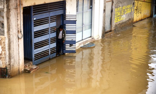 Calles anegadas por el lodo y piedras dejó la fuerte lluvia de esta tarde en los municipios de Xalapa y Banderilla. La acumulación de agua  rebasó el medio metro de altura. Lo lamentable del caso es que el municipio de Xalapa sabiendo cuáles son los puntos donde se inunda, no haga limpieza de atarjeas y tragatormentas.