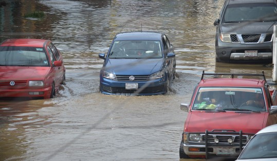 Calles anegadas por el lodo y piedras dejó la fuerte lluvia de esta tarde en los municipios de Xalapa y Banderilla. La acumulación de agua  rebasó el medio metro de altura. Lo lamentable del caso es que el municipio de Xalapa sabiendo cuáles son los puntos donde se inunda, no haga limpieza de atarjeas y tragatormentas.