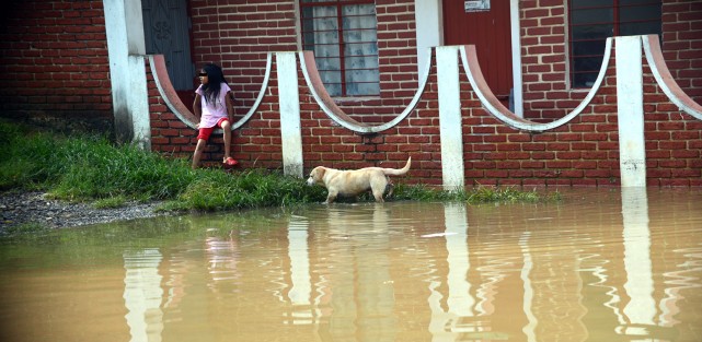Calles anegadas por el lodo y piedras dejó la fuerte lluvia de esta tarde en los municipios de Xalapa y Banderilla. La acumulación de agua  rebasó el medio metro de altura. Lo lamentable del caso es que el municipio de Xalapa sabiendo cuáles son los puntos donde se inunda, no haga limpieza de atarjeas y tragatormentas. 