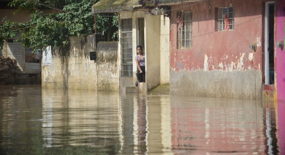 Calles anegadas por el lodo y piedras dejó la fuerte lluvia de esta tarde en los municipios de Xalapa y Banderilla. La acumulación de agua  rebasó el medio metro de altura. Lo lamentable del caso es que el municipio de Xalapa sabiendo cuáles son los puntos donde se inunda, no haga limpieza de atarjeas y tragatormentas. 