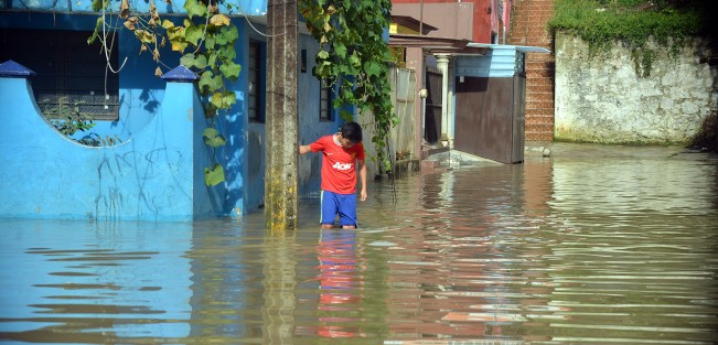 Calles anegadas por el lodo y piedras dejó la fuerte lluvia de esta tarde en los municipios de Xalapa y Banderilla. La acumulación de agua  rebasó el medio metro de altura. Lo lamentable del caso es que el municipio de Xalapa sabiendo cuáles son los puntos donde se inunda, no haga limpieza de atarjeas y tragatormentas. 