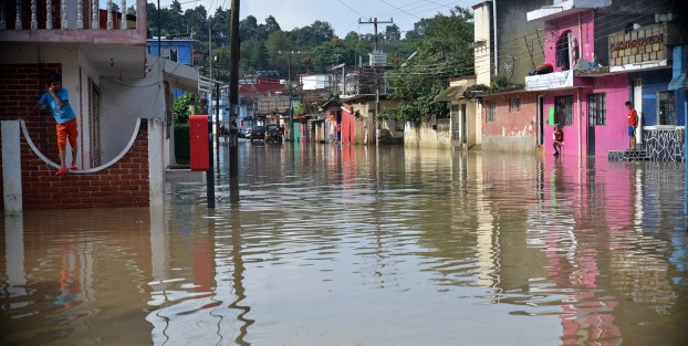 Calles anegadas por el lodo y piedras dejó la fuerte lluvia de esta tarde en los municipios de Xalapa y Banderilla. La acumulación de agua  rebasó el medio metro de altura. Lo lamentable del caso es que el municipio de Xalapa sabiendo cuáles son los puntos donde se inunda, no haga limpieza de atarjeas y tragatormentas. 