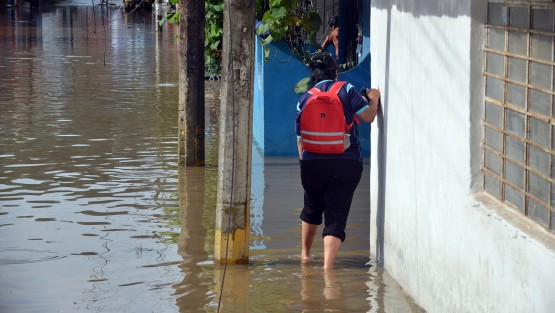 Calles anegadas por el lodo y piedras dejó la fuerte lluvia de esta tarde en los municipios de Xalapa y Banderilla. La acumulación de agua  rebasó el medio metro de altura. Lo lamentable del caso es que el municipio de Xalapa sabiendo cuáles son los puntos donde se inunda, no haga limpieza de atarjeas y tragatormentas. 