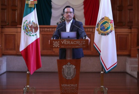 El gobernador Cuitláhuac García Jiménez dirigió un mensaje a los 2 millones 167 mil 971 estudiantes inscritos en 23 mil 920 escuelas, atendidos por 137 mil 424 docentes de educación Básica, Media Superior y Superior en 6 mil 775 localidades de los 212 municipios, que este lunes regresan a clases para el ciclo escolar <em>Veracruz Educando a Distancia 2020-2021</em>.