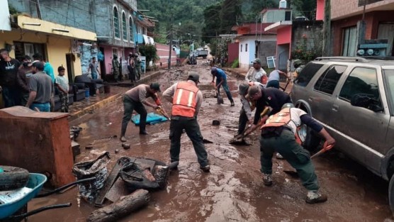 A través de sus redes sociales, el Gobernador de Veracruz, Cuitláhuac García informó que con Protección Civil y fuerzas coordinadas, desde el día de ayer y hasta este momento, se brinda atención y apoyo a población afectada por las intensas lluvias registradas en Xalapa, Tlalnelhuayocan, Jilotepec, Rafael Lucio y Banderilla. 