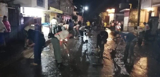A través de sus redes sociales, el Gobernador de Veracruz, Cuitláhuac García informó que con Protección Civil y fuerzas coordinadas, desde el día de ayer y hasta este momento, se brinda atención y apoyo a población afectada por las intensas lluvias registradas en Xalapa, Tlalnelhuayocan, Jilotepec, Rafael Lucio y Banderilla. 