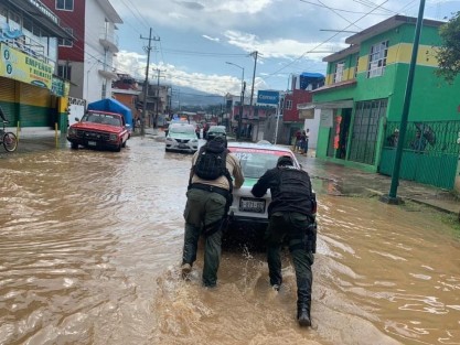 A través de sus redes sociales, el Gobernador de Veracruz, Cuitláhuac García informó que con Protección Civil y fuerzas coordinadas, desde el día de ayer y hasta este momento, se brinda atención y apoyo a población afectada por las intensas lluvias registradas en Xalapa, Tlalnelhuayocan, Jilotepec, Rafael Lucio y Banderilla. 