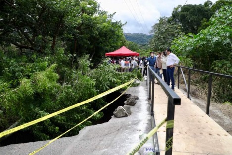 En un trabajo coordinado con CONAGUA, SCT, SIOP, PC estatal y CAEV recorrimos la zona de escurrimientos en época de lluvias tropicales en el municipio de Jilotepec que afectan la colonia San Martín. Un problema muy añejo que requiere una intervención ingenieril integral. Nos comprometimos a actuar de manera conjunta incluyendo la participación de la autoridad municipal.