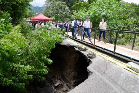 En un trabajo coordinado con CONAGUA, SCT, SIOP, PC estatal y CAEV el gobernador Cuitláhuac García recorrió la zona de escurrimientos de época de lluvias tropicales en el municipio de Jilotepec que afectan la colonia San Martín.

Un problema muy añejo que requiere una intervención ingenieril integral. Nos comprometimos a actuar de manera conjunta incluyendo la participación de la autoridad municipal.
