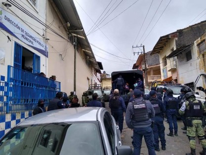 Policías Municipales de Altotonga fueron retenidos y trasladados a la ciudad de Xalapa la mañana de este miércoles. Por el momento fueron diez de los 46 elementos, los que fueron retenidos en este operativo, lo que sí es desconocido es que si sobre estos elementos impera alguna investigación o serán todos los elementos los que serán trasladados a la ciudad de Xlapa.
