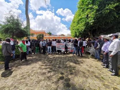 Decenas de pobladores en su mayoría de las localidades de Vaqueria y Jacal del municipio de Calcahualco,  se reunieron en al zona serrana y un grupo de ellos de aproximadamente 50 personas realizó una  marcha hasta el palacio municipal, ahí se presentaron como autodefensas y exigieron se invierta en esta zona  para bajar la  inseguridad.