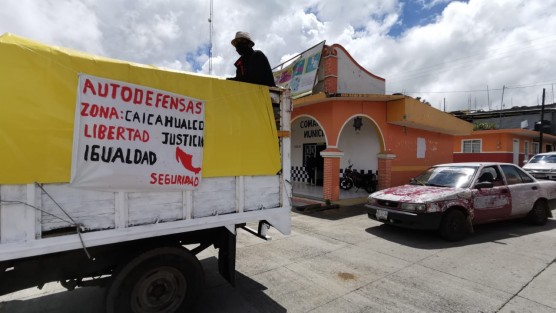 Decenas de pobladores en su mayoría de las localidades de Vaqueria y Jacal del municipio de Calcahualco,  se reunieron en al zona serrana y un grupo de ellos de aproximadamente 50 personas realizó una  marcha hasta el palacio municipal, ahí se presentaron como autodefensas y exigieron se invierta en esta zona  para bajar la  inseguridad.