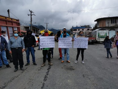 Decenas de pobladores en su mayoría de las localidades de Vaqueria y Jacal del municipio de Calcahualco,  se reunieron en al zona serrana y un grupo de ellos de aproximadamente 50 personas realizó una  marcha hasta el palacio municipal, ahí se presentaron como autodefensas y exigieron se invierta en esta zona  para bajar la  inseguridad.