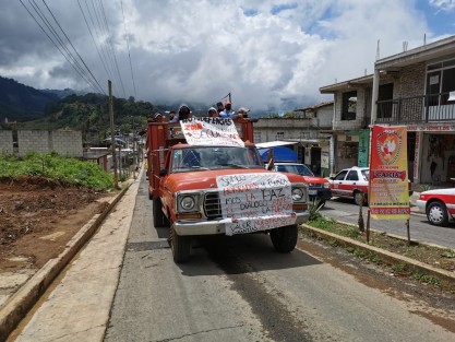 Decenas de pobladores en su mayoría de las localidades de Vaqueria y Jacal del municipio de Calcahualco,  se reunieron en al zona serrana y un grupo de ellos de aproximadamente 50 personas realizó una  marcha hasta el palacio municipal, ahí se presentaron como autodefensas y exigieron se invierta en esta zona  para bajar la  inseguridad.