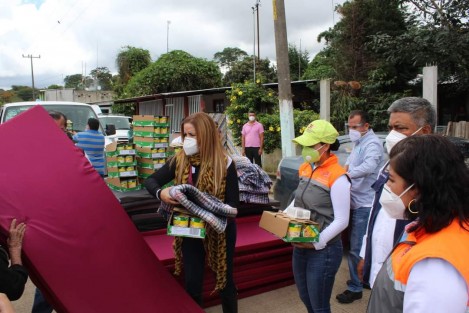 El día de hoy el Municipio de Teocelo recibió la  visita de la Lic. Rebeca Quintanar Barceló, Directora del DIF Estatal Veracruz, para llevar a cabo la entrega de Apoyos a Población en Condiciones de Emergencia, en la Comunidad de Texin.  