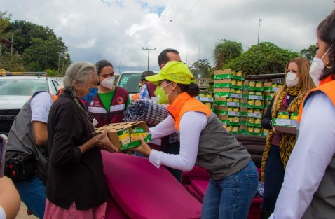 En compañía del Alcalde Mario Antonio Chama Díaz, la Síndica Municipal, Zayra del Carmen Martínez Andrade y la Presidenta del Sistema Municipal DIF Teocelo, Mara Chama Villa, visitaron a las familias afectadas por las fuertes lluvias que se registraron en días pasados.  