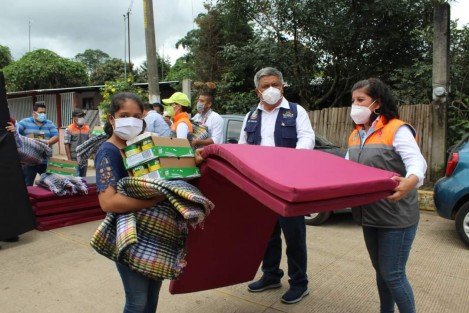 En compañía del Alcalde Mario Antonio Chama Díaz, la Síndica Municipal, Zayra del Carmen Martínez Andrade y la Presidenta del Sistema Municipal DIF Teocelo, Mara Chama Villa, visitaron a las familias afectadas por las fuertes lluvias que se registraron en días pasados.  
