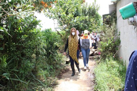 El día de hoy el Municipio de Teocelo recibió la visita de la Lic. Rebeca Quintanar Barceló, Directora del DIF Estatal Veracruz, para llevar a cabo la entrega de Apoyos a Población en Condiciones de Emergencia, en la Comunidad de Texin. En compañía del Alcalde Mario Antonio Chama Díaz, la Síndica Municipal, Zayra del Carmen Martínez Andrade y la Presidenta del Sistema Municipal DIF Teocelo, Mara Chama Villa. 