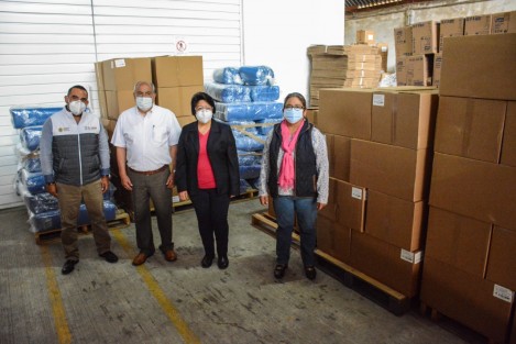 La Secretaría de Salud recibió mil 500 goggles, 18 mil 240 mascarillas KN95, 2 mil 750 batas quirúrgicas y el mismo número de uniformes quirúrgicos de parte del Sindicato Estatal del Personal Académico de la Universidad Veracruzana FESAPAUV,para médicos y enfermeras que atienden a pacientes con el virus SARS-CoV-2.  
