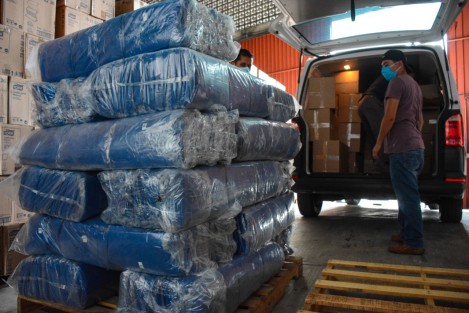 La Secretaría de Salud recibió mil 500 goggles, 18 mil 240 mascarillas KN95, 2 mil 750 batas quirúrgicas y el mismo número de uniformes quirúrgicos de parte del Sindicato Estatal del Personal Académico de la Universidad Veracruzana FESAPAUV,para médicos y enfermeras que atienden a pacientes con el virus SARS-CoV-2.  
